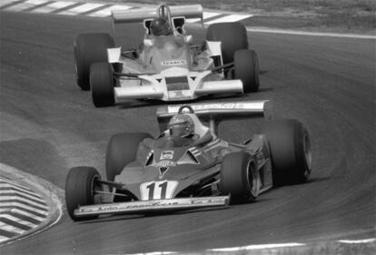 Lauda, en su monoplaza de Ferrari, seguido por James Hunt, con su McLaren, durante el Gran Premio de Alemania, en 1977.
