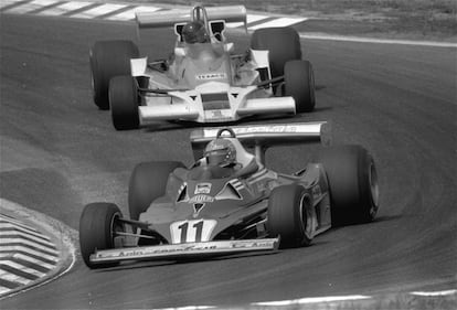 Lauda, en su monoplaza de Ferrari, seguido por James Hunt, con su McLaren, durante el Gran Premio de Alemania, en 1977.