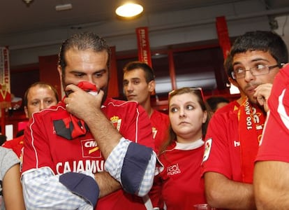 Aficionados del Murcia, al conocer el descenso de su equipo.