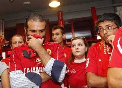 Aficionados del Murcia, al conocer el descenso de su equipo. 