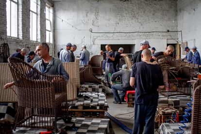 Uno de los trabajos que se pueden realizar es la fabricación de muebles de jardín. En un par de semanas, los internos aprenden a trenzar el ratán.
