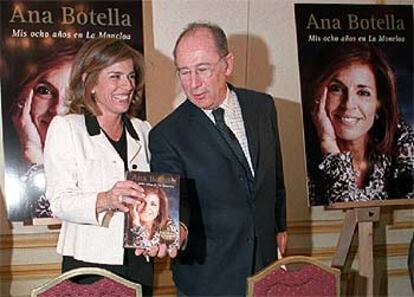 Ana Botella y Rodrigo Rato, ayer, en la presentación del libro de la esposa de José María Aznar.