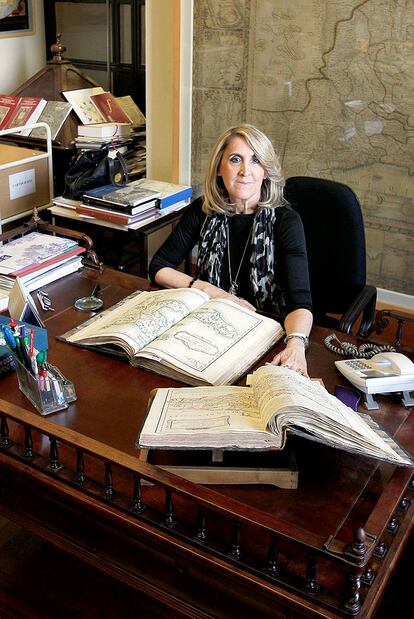 Carmen Liter, fotografiada en su mesa de trabajo en la Biblioteca Nacional, en Madrid.