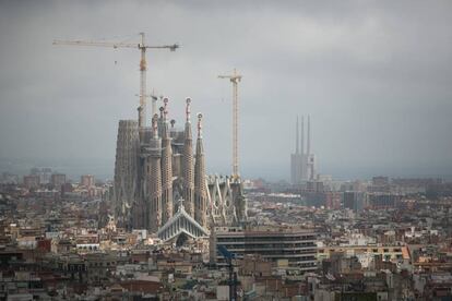 Las obras de la Sagrada Família, con las tres chimeneas del Besòs de fondo.