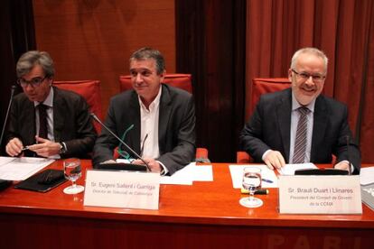 De izquierda a derecha, Brauli Duart, Eugeni Sallent y Fèlix Riera, en la comisión del Parlament.