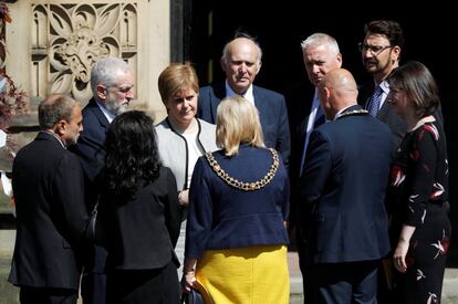 La primera ministra escocesa Nicola Sturgeon, el líder de los laboristas Jeremy Corbyn, y el líder de los liberales Vince Cable atienden el memorial en conmemoración de las víctimas del atentado de Manchester.