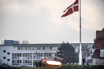 La bandera de Dinamarca, a media asta en señal de duelo.