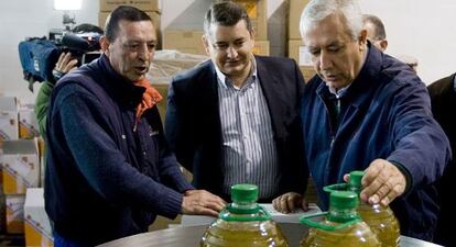 Javier Arenas (a la derecha) y el secretario general del PP andaluz, Antonio Sanz (en el centro), ayer en una cooperativa oleícola en Olvera (Cádiz).