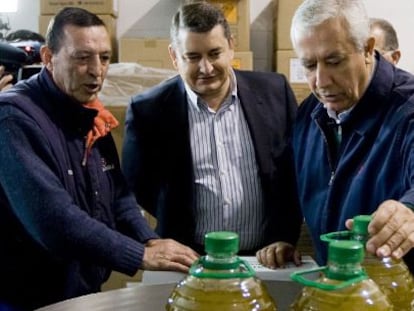 Javier Arenas (a la derecha) y el secretario general del PP andaluz, Antonio Sanz (en el centro), ayer en una cooperativa ole&iacute;cola en Olvera (C&aacute;diz).