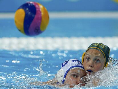The Russian Olga Beliaeva (left) and the Australian Gemma Breeadsworth during the Waterpolo match.