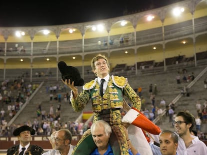 Román, a hombros, en la plaza de Las Ventas el pasado 15 de agosto.