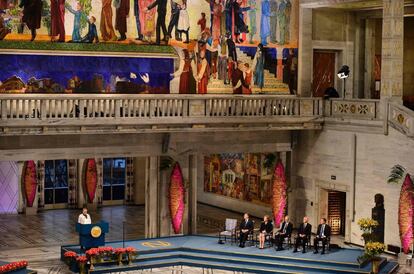 Juan Manuel Santos, Inger Marie Ytterhorn, Henrik Syse, Thorbjoern Jagland y Olav Njoelstad, escuchan la intervención de Berit Reiss-Andersen, durante la ceremonia de entrega del Nobel de la Paz, el 10 de diciembre de 2016.