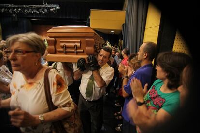 Los restos mortales de Santiago Carrillo son llevados al madrileño cementerio de la Almudena.