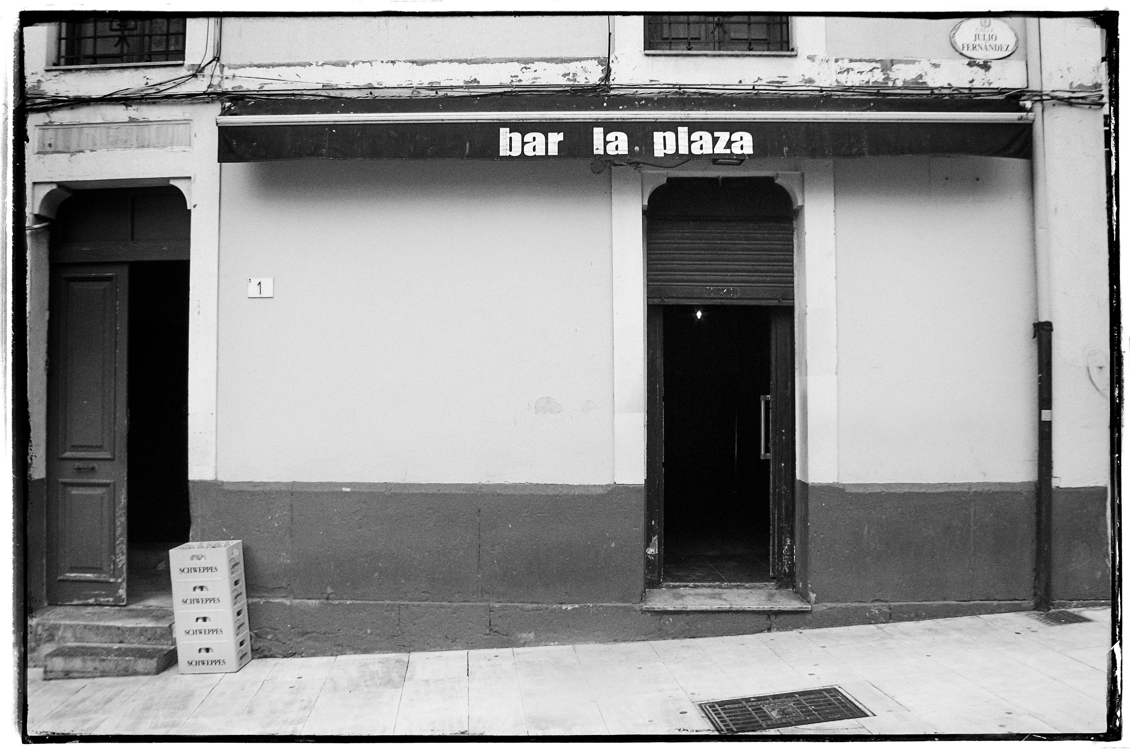 Fachada del bar La Plaza, considerado el epicentro del Xixon Sound de los años noventa.