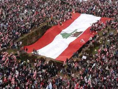 Bandera de Líbano desplegada por los manifestantes en la plaza de los Mártires, ayer en Beirut.