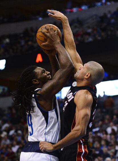 Shane Battier intenta taponar un tiro de Jae Crowder.