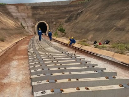 Operários trabalham em um trecho da ferrovia Norte-Sul em Santa Helena (GO)