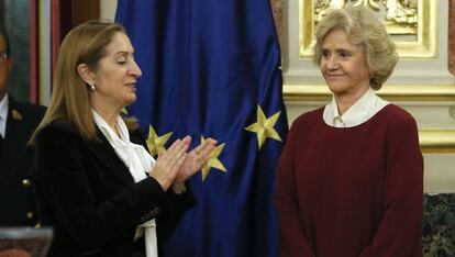 Ana Pastor, presidenta del Congreso, y Soledad Becerril. 