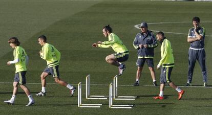 Rafa Ben&iacute;tez asiste con gorra al &uacute;ltimo entrenamiento del Madrid, ayer en Valdebebas.