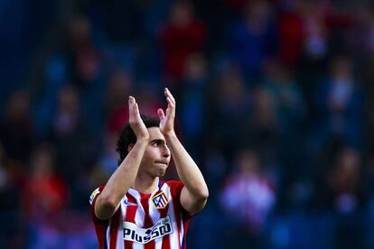 Tiago aplaude al Calder&oacute;n durante el &uacute;tlimo partido de Liga. 