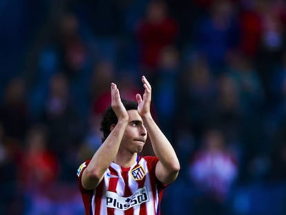 Tiago aplaude al Calder&oacute;n durante el &uacute;tlimo partido de Liga. 