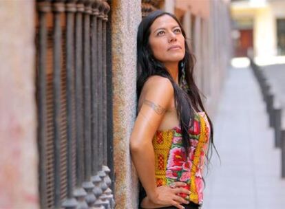 La cantante mexicana Lila Downs, en el patio del Conde Duque de Madrid donde actúa mañana.