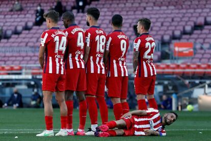  Los jugadores del Atlético de Madrid forman una barrera durante el partido.