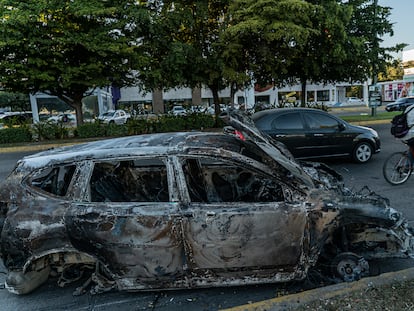 Un auto quemado en las calles de Culiacán tras los enfrentamientos del 6 de enero de 2023.