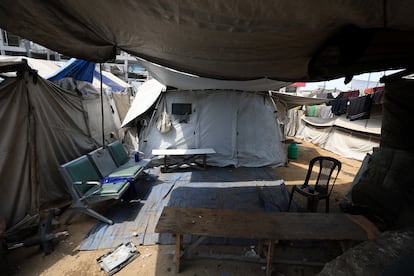 Fuera de la tienda de los profesores de música, montones de hormigón y escombros se acumulan en Ciudad de Gaza. Casi todos sus habitantes están hacinados en refugios o campamentos, con apenas comida, agua potable o ayuda médica. Los estudiantes y profesores dicen que deben sobreponerse a la debilidad causada por la escasez de alimentos para poder asistir a las clases. Sarah al Suwairki, de 20 años, señala que a veces el hambre y el cansancio le impiden recorrer el corto trayecto hasta sus dos clases de música semanales. Las autoridades sanitarias palestinas aseguran que la invasión israelí ha dejado más de 61.000 muertos, incluyendo más de 1.400 personas que se dirigían a puntos de ayuda para obtener alimentos. En la fotografía, una tienda de campaña utilizada por profesores y alumnos del conservatorio, el 12 de agosto de 2025.