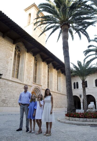 Después de cuatro años en los que don Felipe y doña Letizia habían protagonizado el posado ante la fachada de los jardines de Marivent, esta vez han optado por el Palacio de la Almudaina