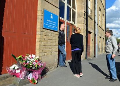 Un ramo de flores permanece en la puerta de la corte de Holmfield tras el arresto de Stephen Griffiths.
