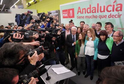 Susana D&iacute;az posa para los medios de comunicaci&oacute;n rodeada de miembros del PSOE al inicio de su valoraci&oacute;n de los resultados de los comicios.