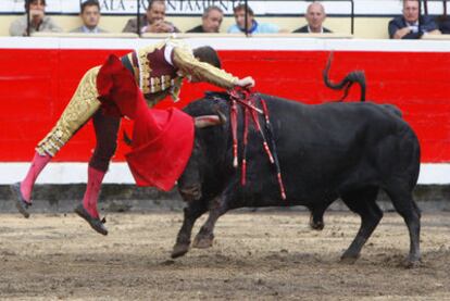 El Juli mata a su primer toro ayer en Vista Alegre.