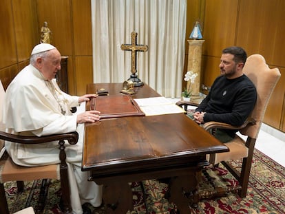 El Papa, en su despacho con Zelenski, este sábado en el Vaticano.