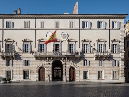 Fachada principal de la embajada española ante la Santa Sede.