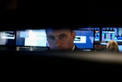 Corredores trabajan durante el final de la sesi&oacute;n en la Bolsa de Nueva York el jueves 3 de octubre de 2013, en Nueva York (EEUU). 