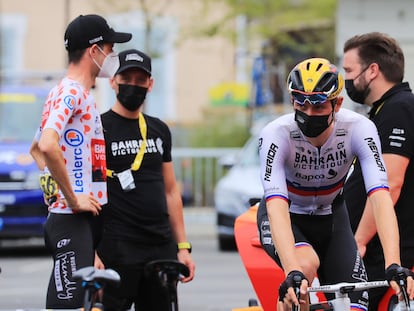 Mohoric y Poels, junto a auxiliares del Bahrein, antes de la salida de Pau, el jueves.