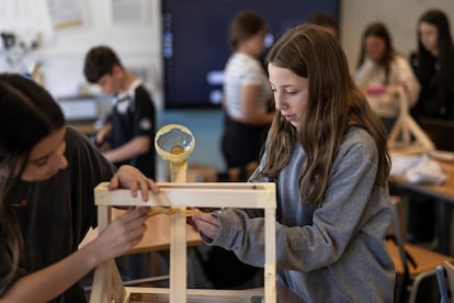 Dos alumnas de primero de la ESO prueban la catapulta que han construido en el instituto escuela Les Vinyes.