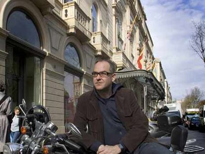 Àlex Rigola, frente al Liceo de Barcelona, con su Harley Davidson Sportster 883.