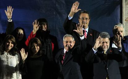 Raúl Castro, junto a Laura Chinchilla y otros asistentes.