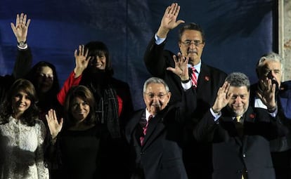 Raúl Castro, alongside Laura Chinchilla and other leaders.