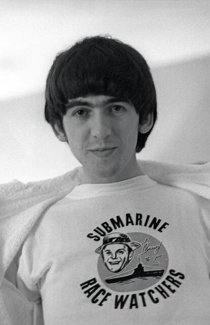 Febrero de 1964. Primer desembarco en Estados Unidos de la mano del promotor Murray Kauffman, más conocido como Murray the K. En la imagen George Harrison, con 21 años, lleva una camiseta de Submarine Race Watches, la empresa del promotor.