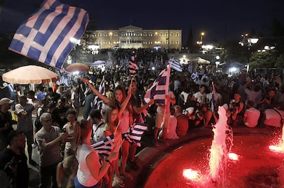 El presidente venezolano, Nicolás Maduro, gritó vivas a Grecia y a su primer ministro, Alexis Tsipras, e hizo propio y de América Latina el respaldo inicial de los griegos al rechazo electoral de la propuesta de los acreedores del país europeo. En la imagen, miles de griegos se concentran en la plaza Syntagma de Atenas para celebrar el triunfo del 'no'.