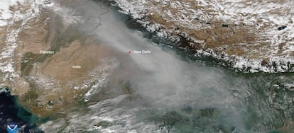 Imagen de satélite facilitada por NOAA que muestra la nube contaminante sobre Delhi.