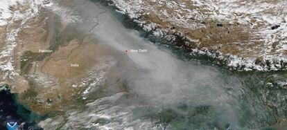 Imagen de satélite facilitada por NOAA que muestra la nube contaminante sobre Delhi.