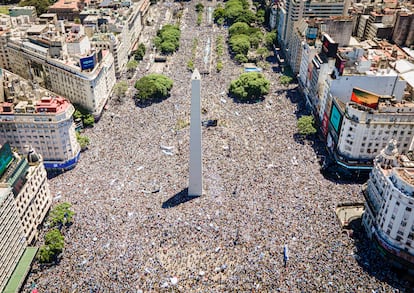 La plaza de la República de Buenos Aires, una explanada dominada por el Obelisco, abarrotada durante las celebraciones de ayer.