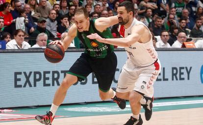 Prepelic (Joventut) defiende el balón Rafa Martínez (Retabet Bilbao).