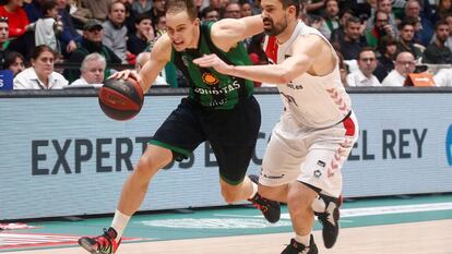 Prepelic (Joventut) defiende el balón Rafa Martínez (Retabet Bilbao).