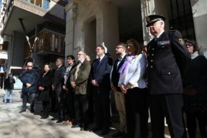 El presidente de la Generalitat, Ximo Puig, en el centro, durante la concentración en Alicante de repulsa al crimen de Planes.