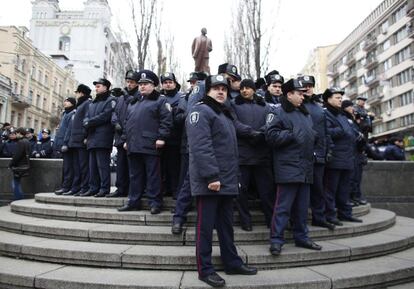 Un retén policial monta guardia en el centro de Kiev.